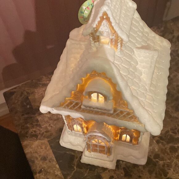 Gingerbread house- lights up! - Picture 4 of 16